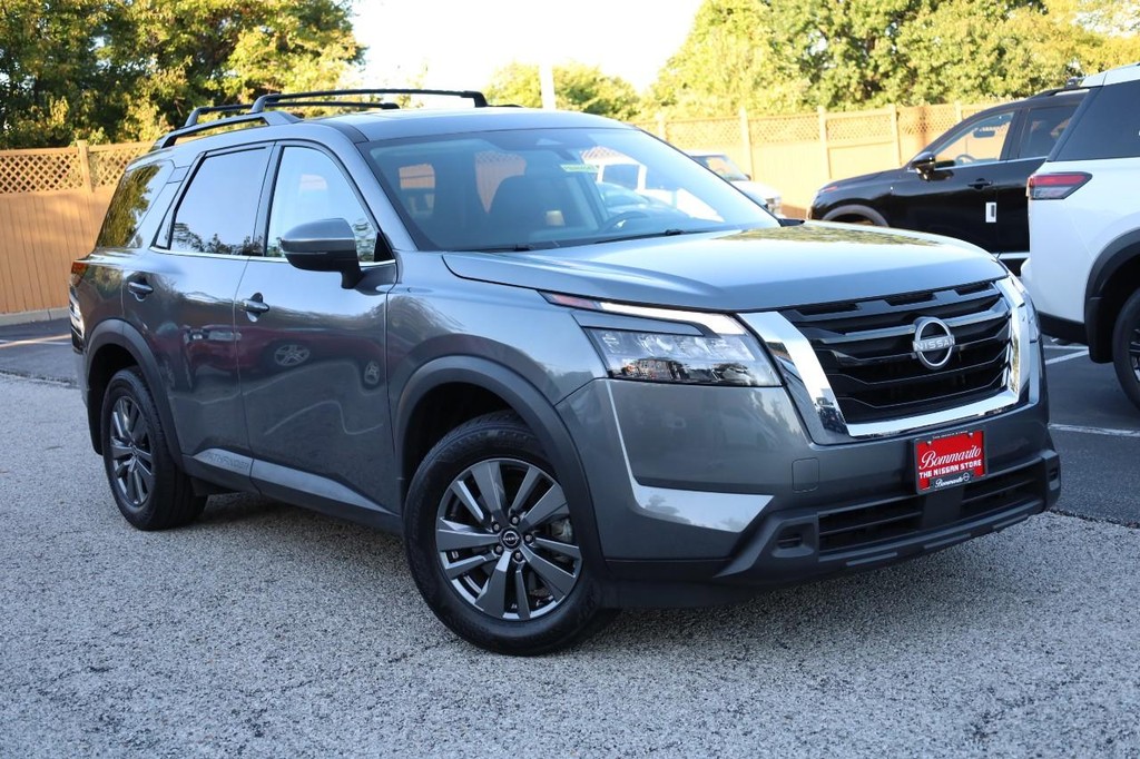 Nissan Pathfinder Vehicle Image 02