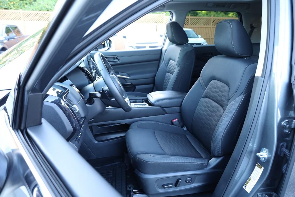 Nissan Pathfinder Vehicle Image 10
