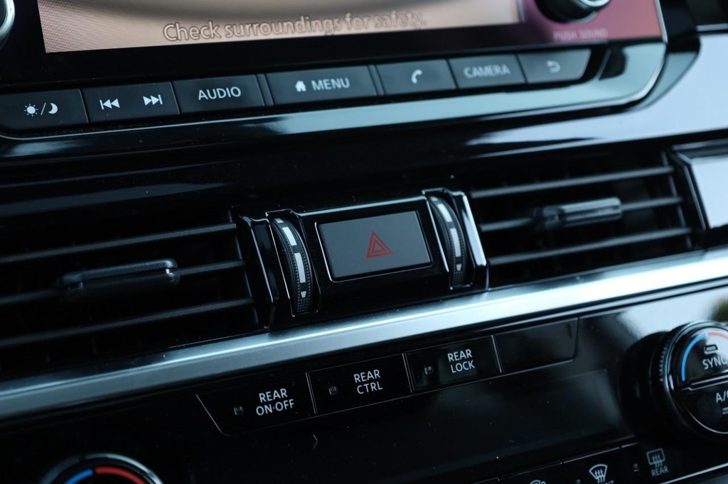 Nissan Pathfinder Vehicle Image 17