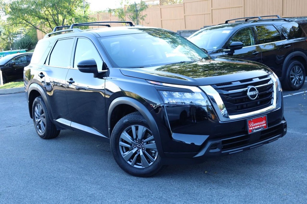 Nissan Pathfinder Vehicle Image 02