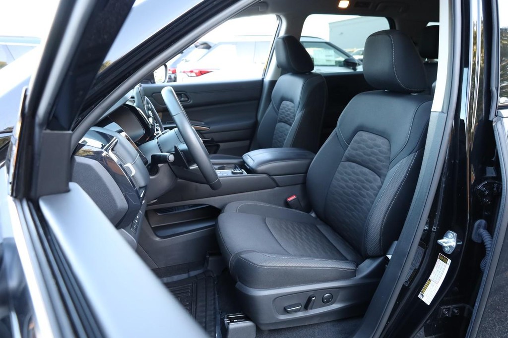Nissan Pathfinder Vehicle Image 10