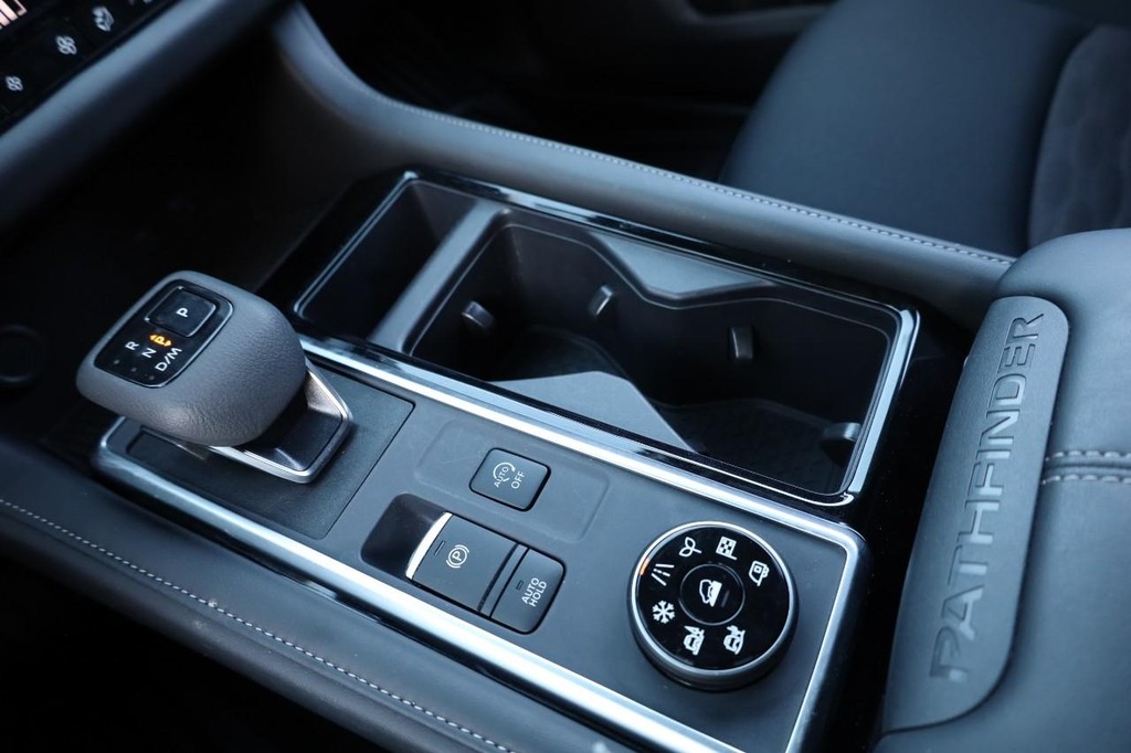 Nissan Pathfinder Vehicle Image 17
