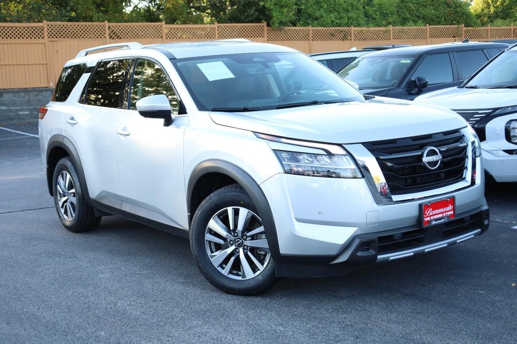 Nissan Pathfinder Vehicle Image 02
