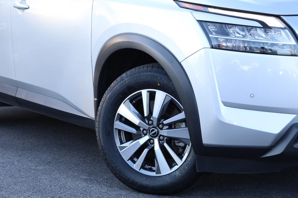 Nissan Pathfinder Vehicle Image 03