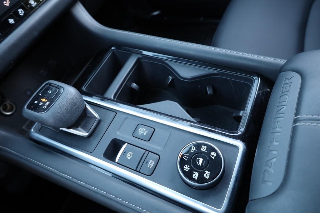 Nissan Pathfinder Vehicle Image 19