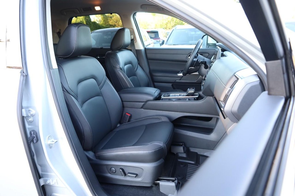 Nissan Pathfinder Vehicle Image 30