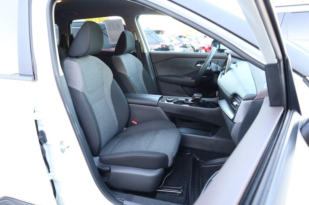 Nissan Rogue Vehicle Image 24