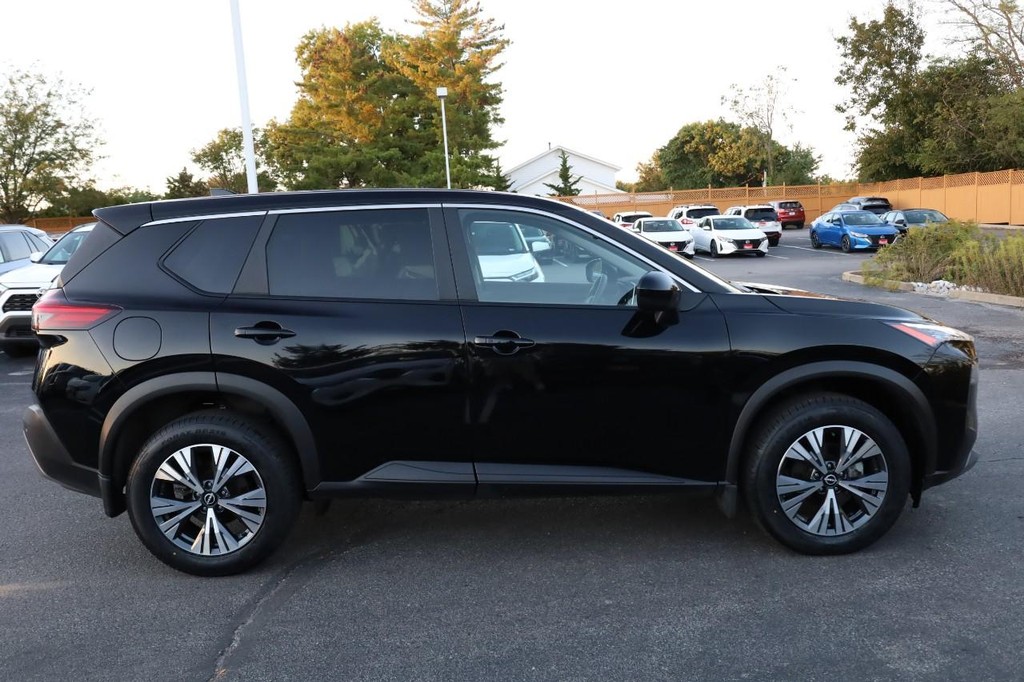 Nissan Rogue Vehicle Image 05