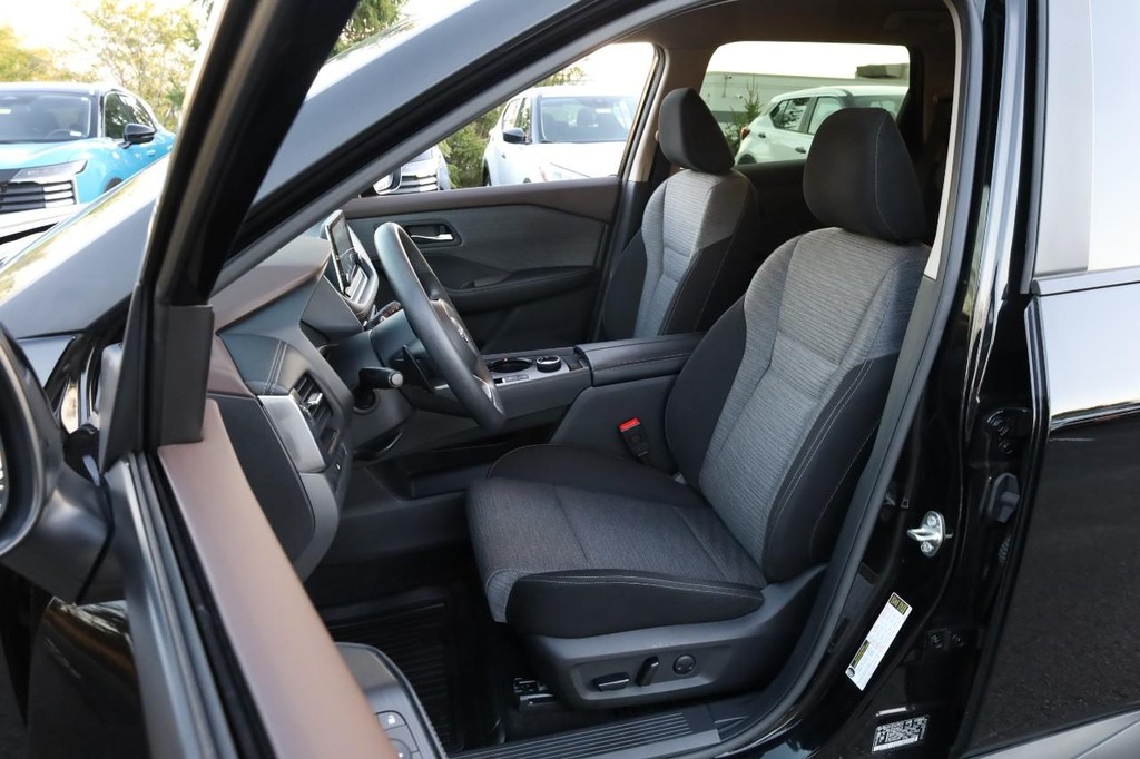 Nissan Rogue Vehicle Image 08