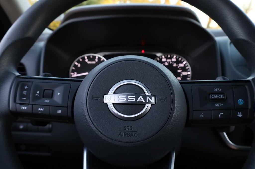 Nissan Rogue Vehicle Image 09