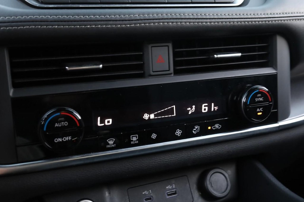 Nissan Rogue Vehicle Image 13