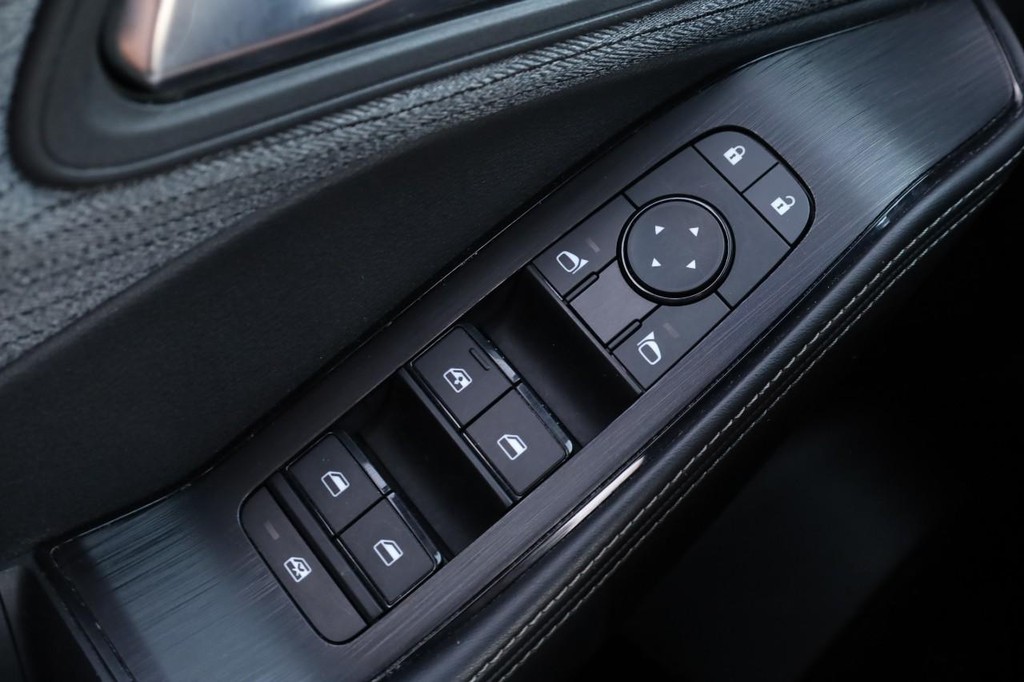 Nissan Rogue Vehicle Image 17