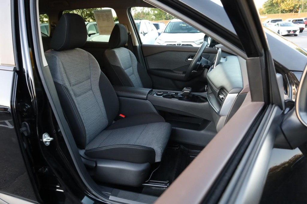 Nissan Rogue Vehicle Image 23