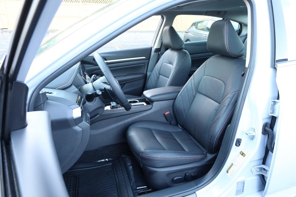 Nissan Altima Vehicle Image 08