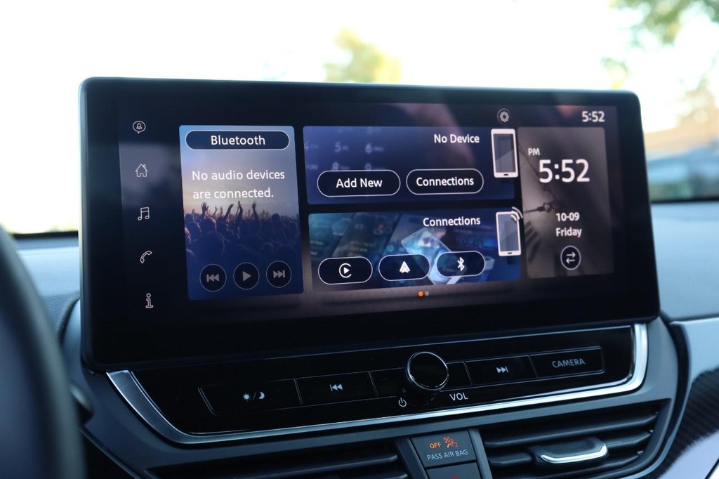 Nissan Altima Vehicle Image 12