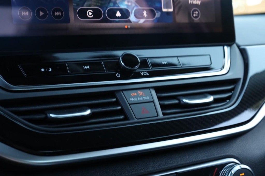 Nissan Altima Vehicle Image 14