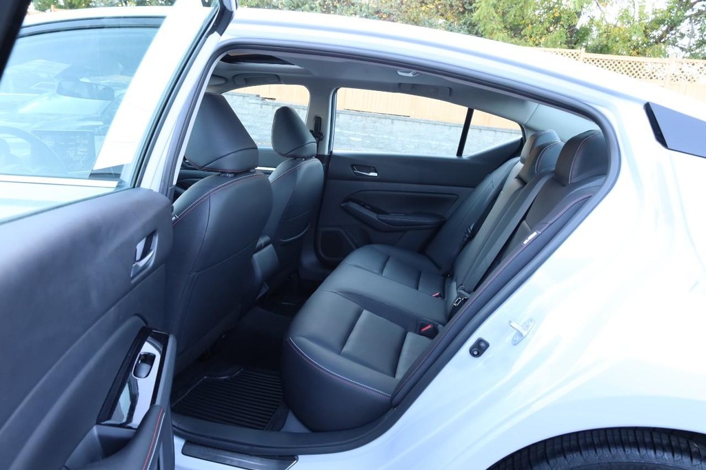 Nissan Altima Vehicle Image 21