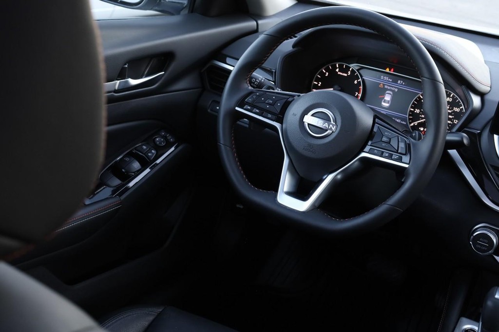 Nissan Altima Vehicle Image 24