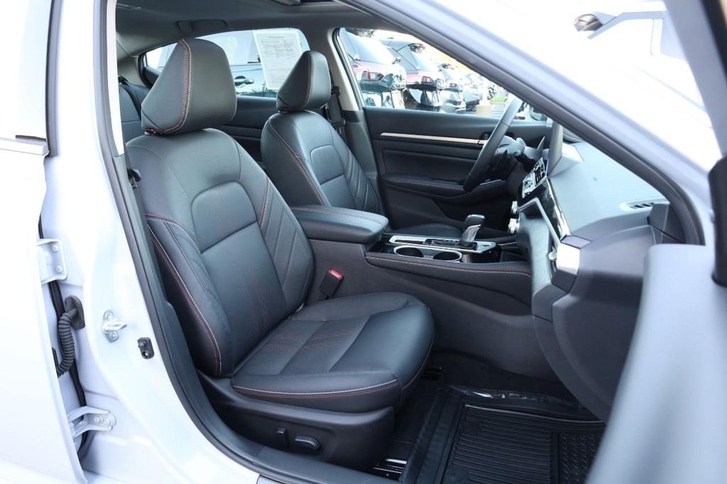 Nissan Altima Vehicle Image 25