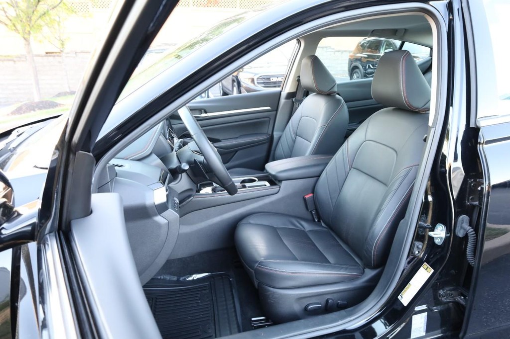 Nissan Altima Vehicle Image 08