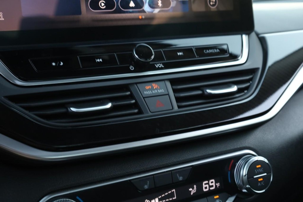 Nissan Altima Vehicle Image 14