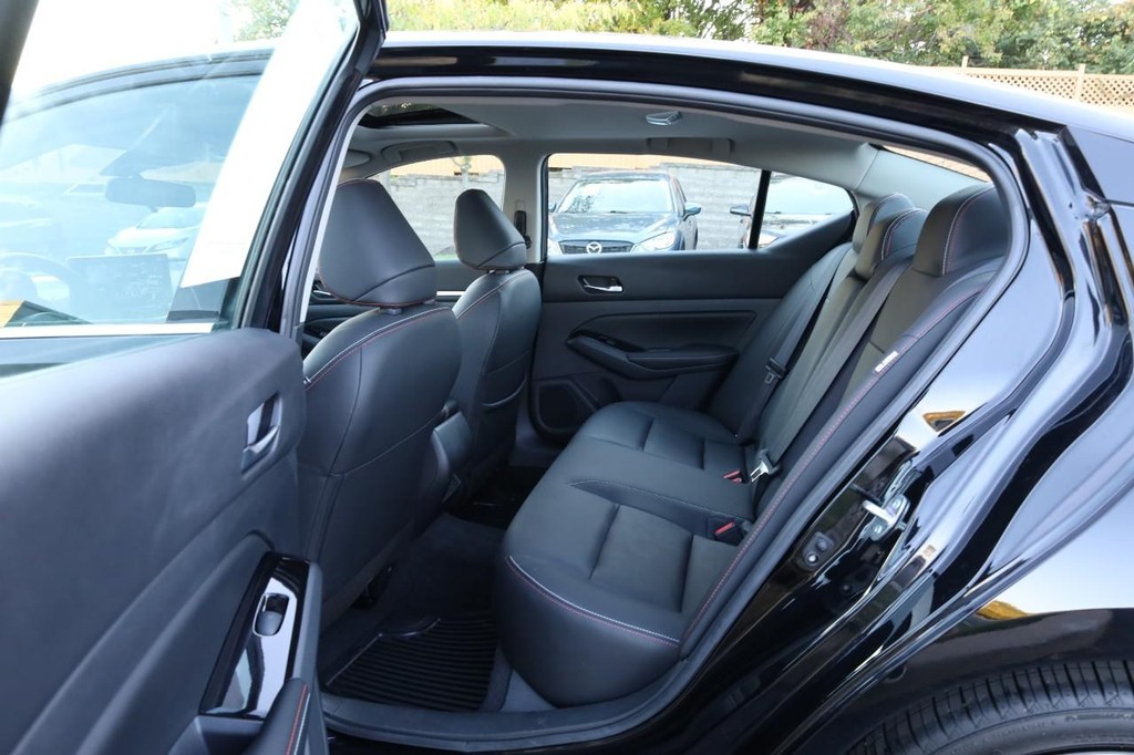 Nissan Altima Vehicle Image 21