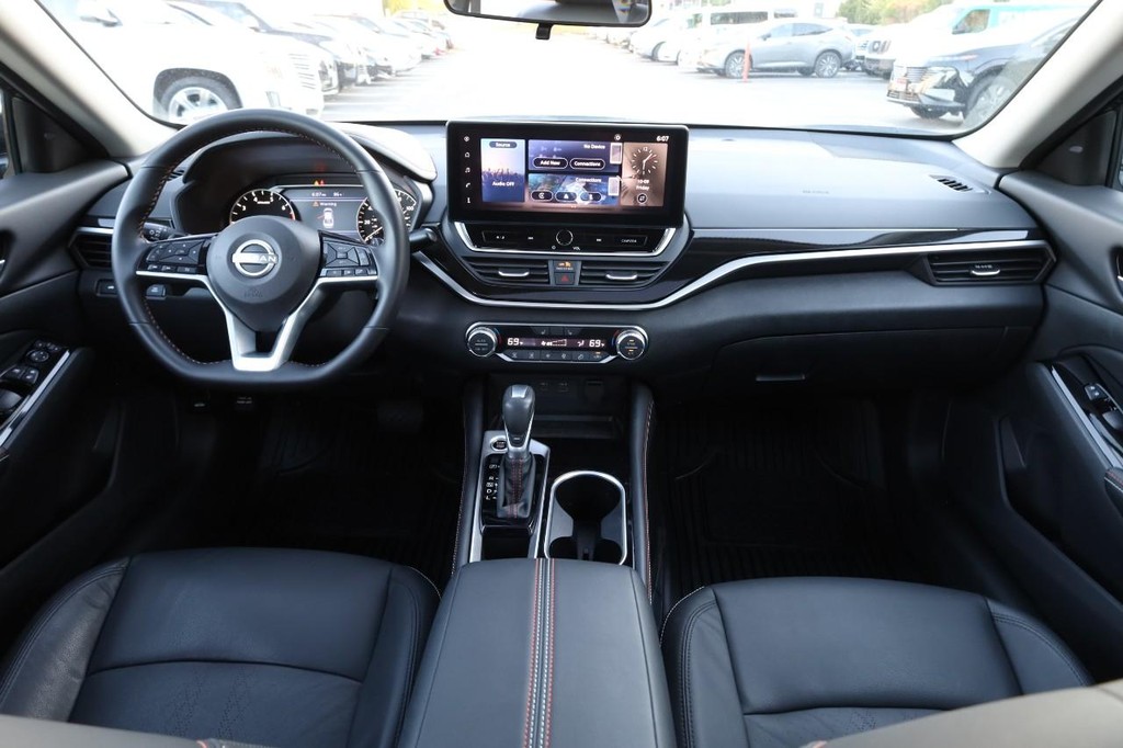Nissan Altima Vehicle Image 23