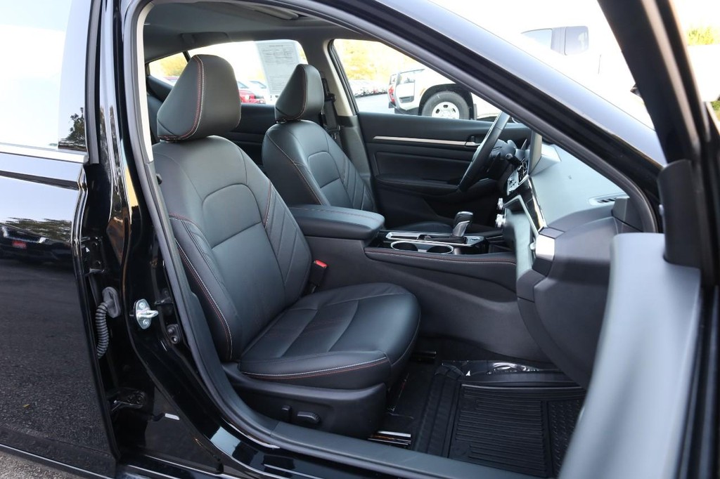 Nissan Altima Vehicle Image 25