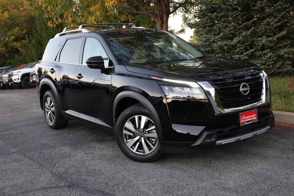 Nissan Pathfinder Vehicle Image 02