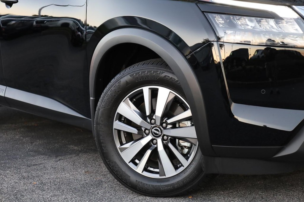 Nissan Pathfinder Vehicle Image 03