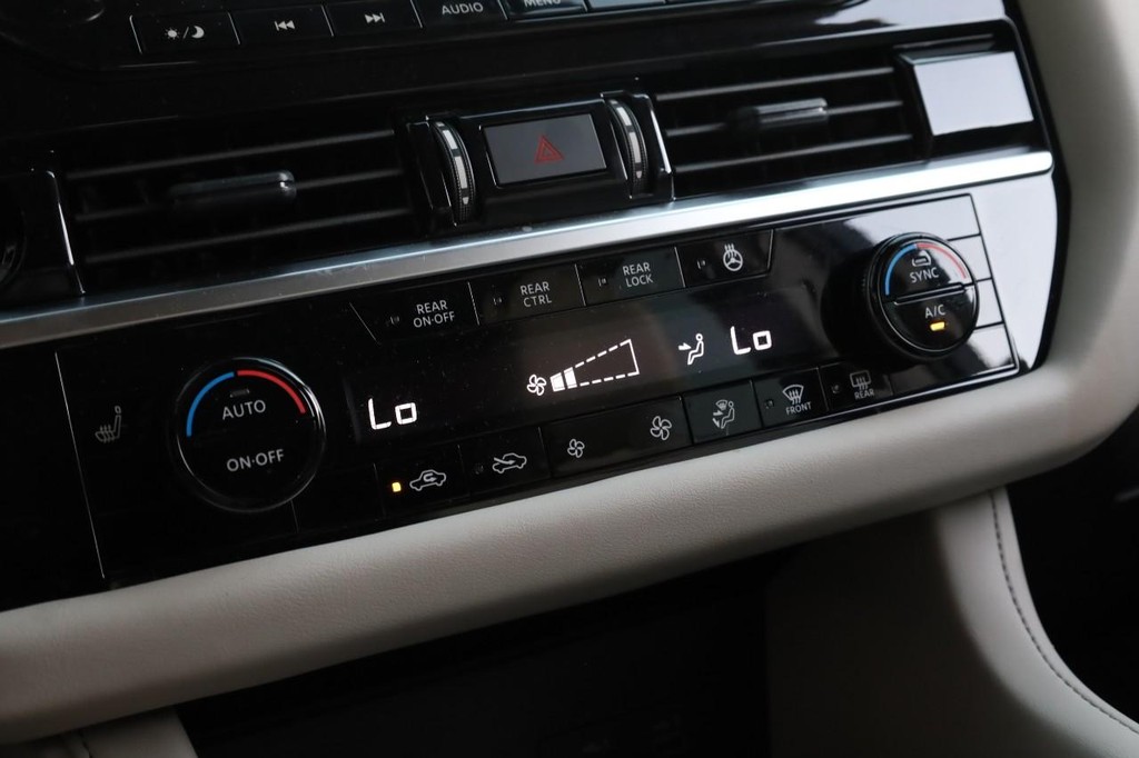 Nissan Pathfinder Vehicle Image 17