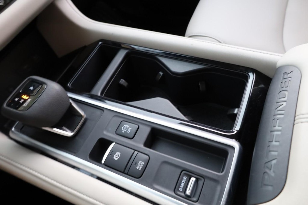 Nissan Pathfinder Vehicle Image 19