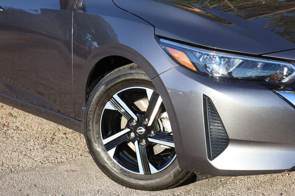 Nissan Sentra Vehicle Image 03