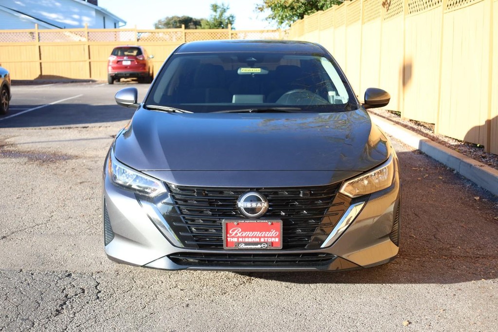 Nissan Sentra Vehicle Image 04
