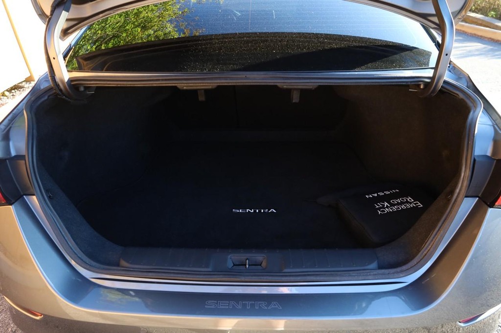 Nissan Sentra Vehicle Image 07