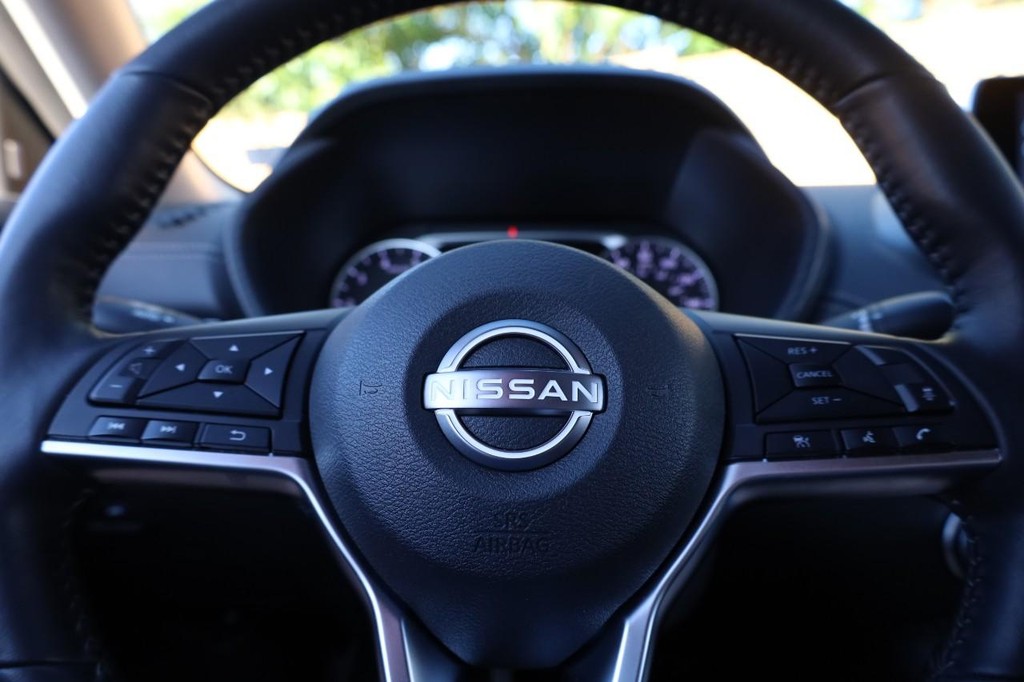Nissan Sentra Vehicle Image 09