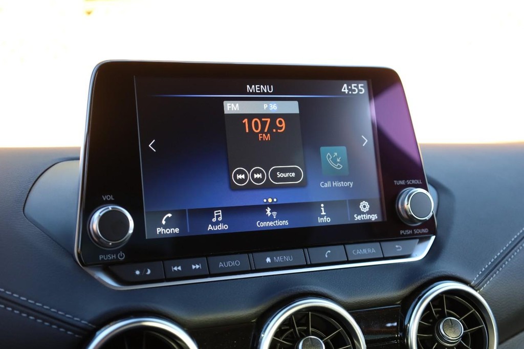 Nissan Sentra Vehicle Image 11