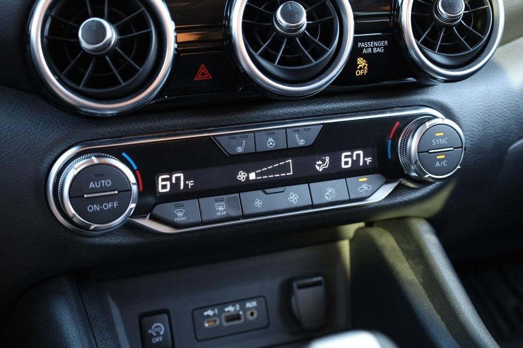 Nissan Sentra Vehicle Image 14