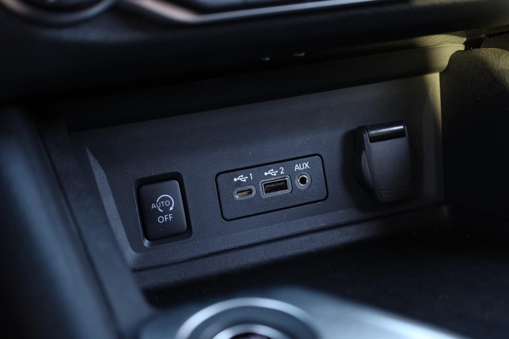Nissan Sentra Vehicle Image 15