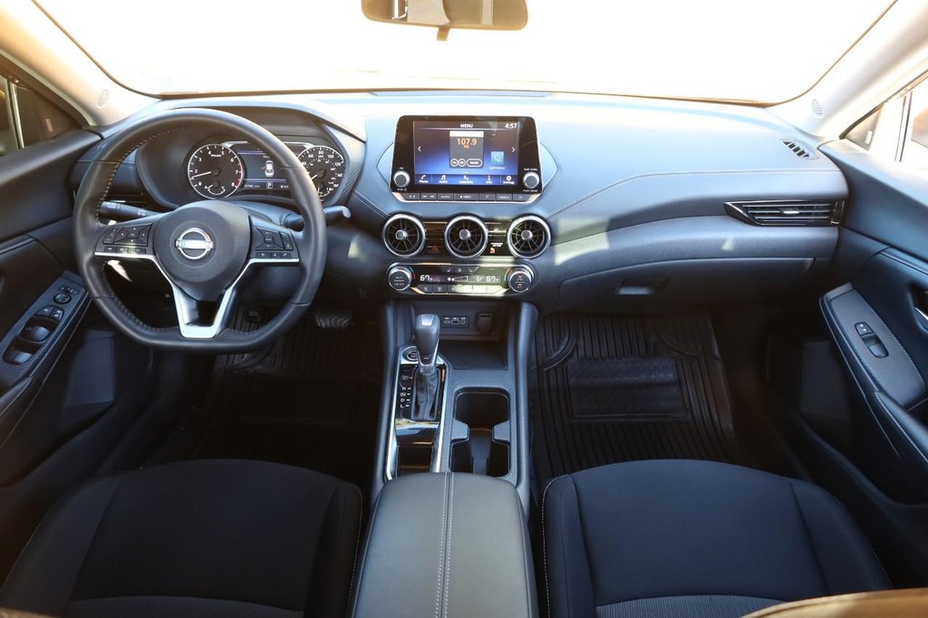 Nissan Sentra Vehicle Image 22