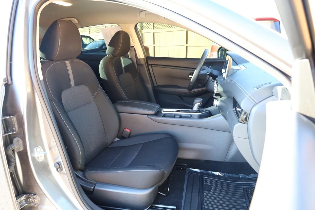 Nissan Sentra Vehicle Image 24