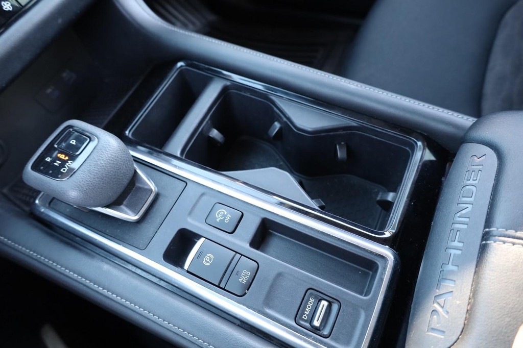 Nissan Pathfinder Vehicle Image 19