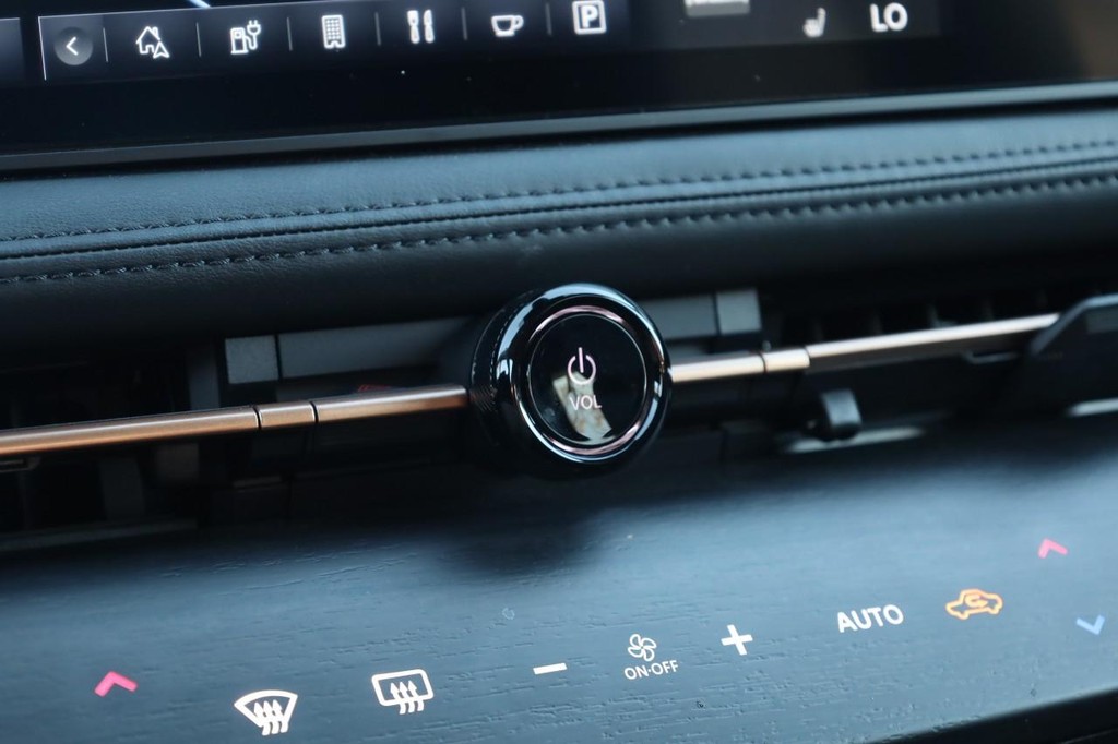 Nissan ARIYA Vehicle Full-screen Gallery Image 16