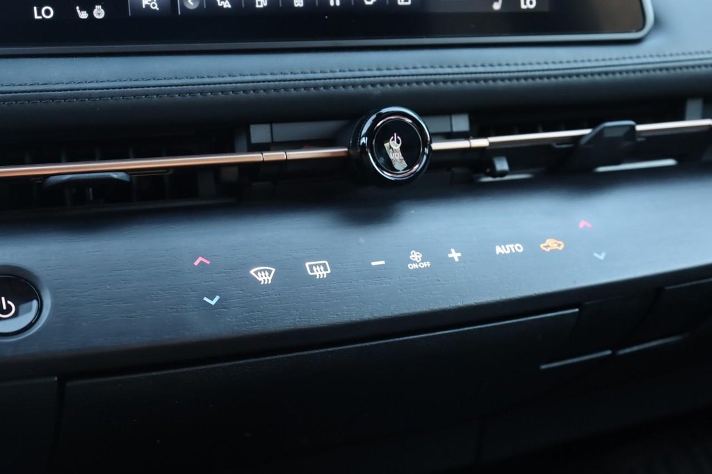 Nissan ARIYA Vehicle Full-screen Gallery Image 17
