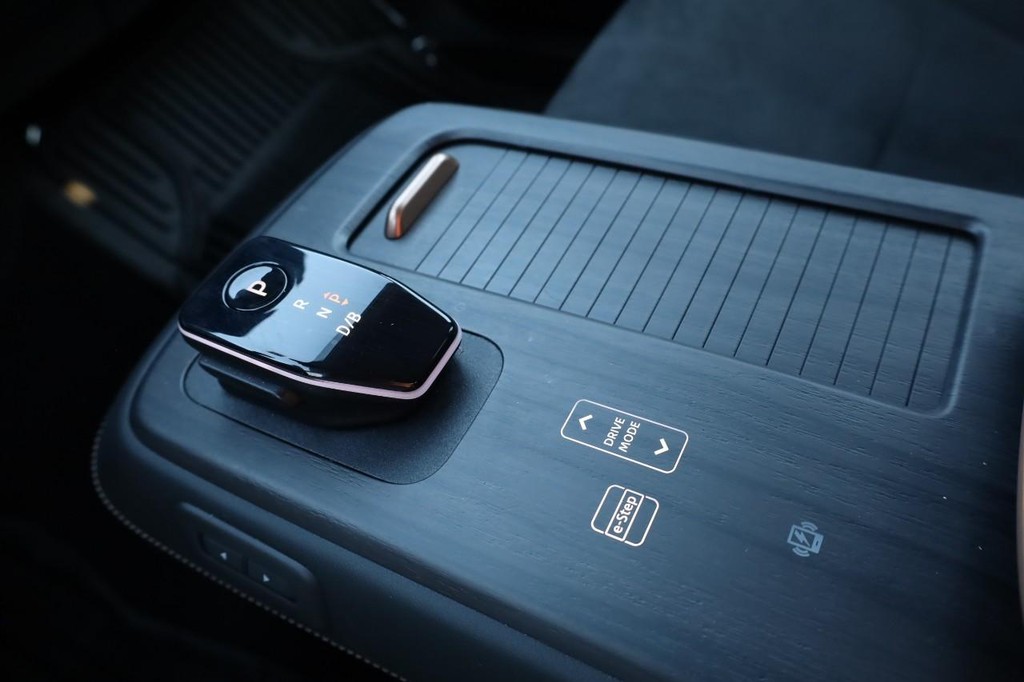 Nissan ARIYA Vehicle Full-screen Gallery Image 18