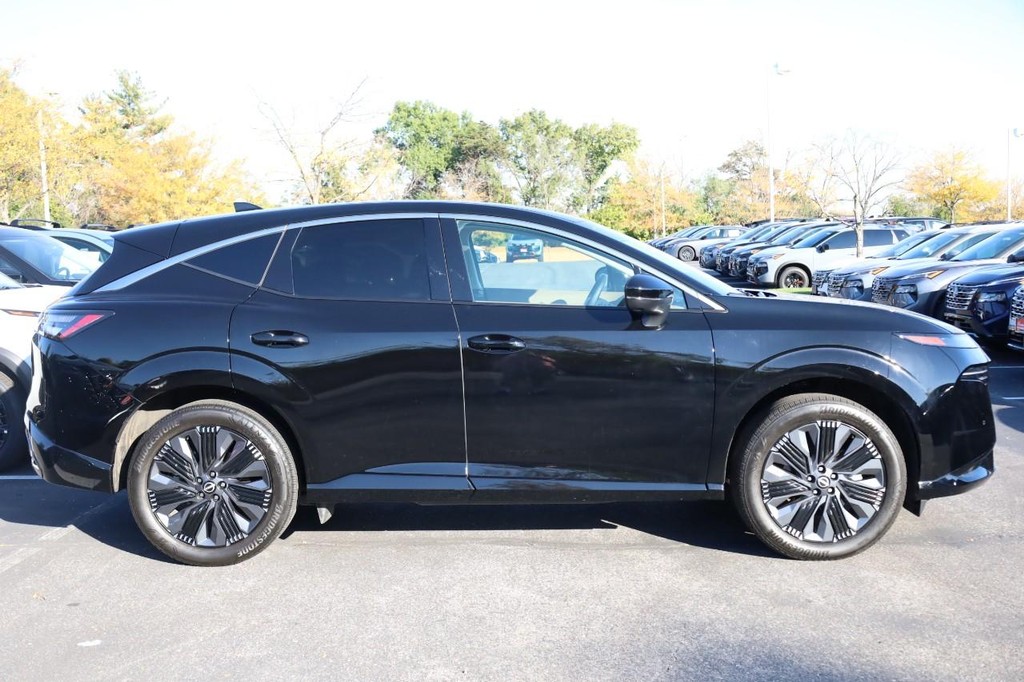 Nissan Murano Vehicle Full-screen Gallery Image 5