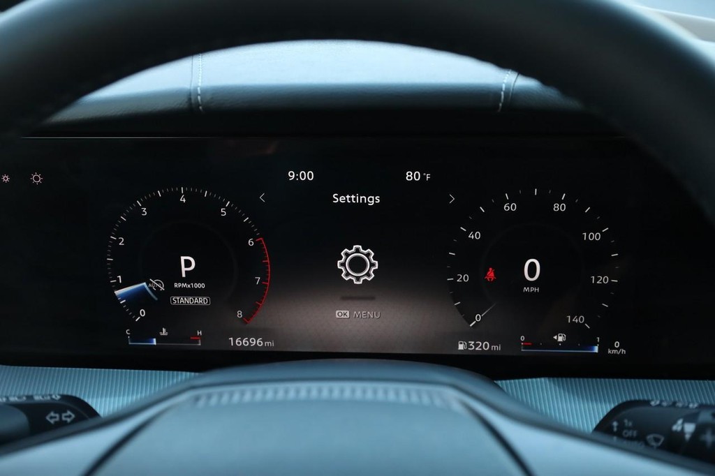 Nissan Murano Vehicle Full-screen Gallery Image 12