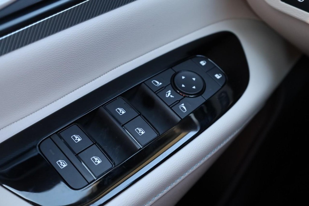 Nissan Murano Vehicle Full-screen Gallery Image 21