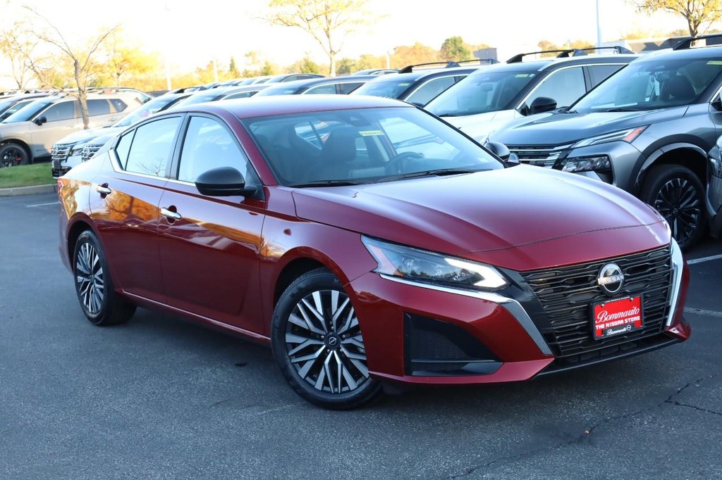 Nissan Altima Vehicle Full-screen Gallery Image 2