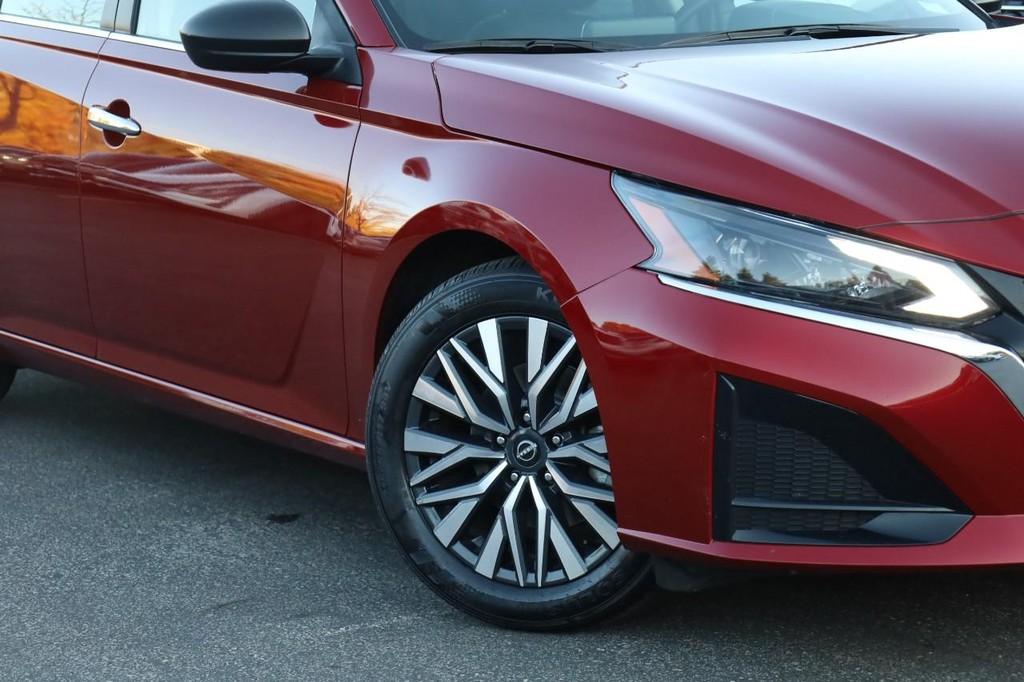 Nissan Altima Vehicle Full-screen Gallery Image 3